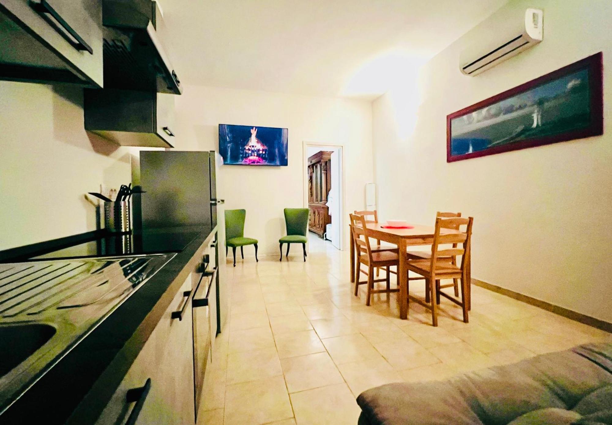 Appartement Flats With Parking In City Close To The Red Metro